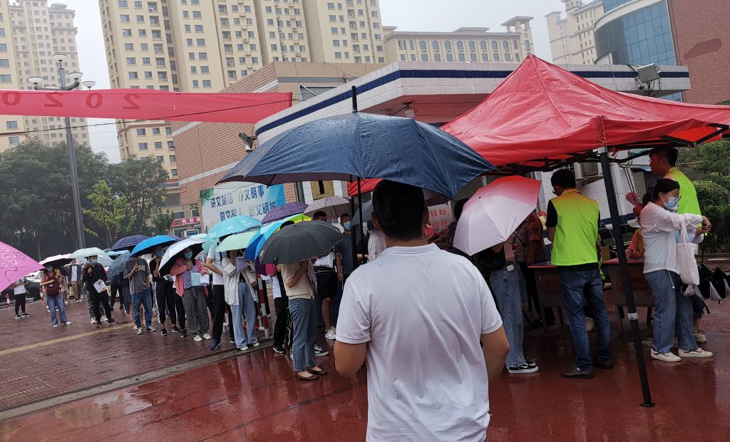 定州市公安局信訪局應(yīng)聘人員雨中赴考